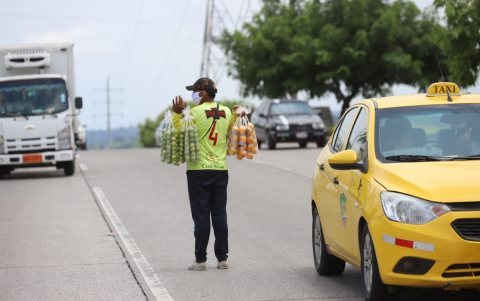 Informalidad. Ante la necesidad económica, los comerciantes que venden desde frutas hasta cables de celular continúan saliendo a las calles.