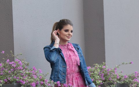 Con la tendencia tail hem (corto adelante y largo atrás) en vestido