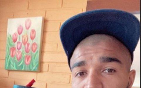 ¿Arrepentido? Aguirre publicó una foto no tan feliz con su decisión.