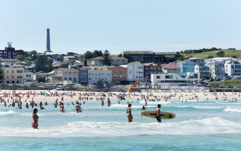 Cientos de personas disfrutaron de la playa  Bondi Beach, en Sydney, a pesar de la pandemia de coronavirus,