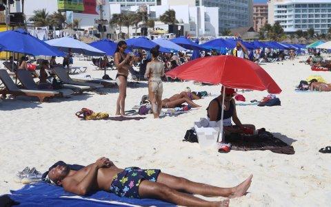 Las autoridades de los balnearios de Cancún y Cozumel, Caribe mexicano, dieron a conocer este miércoles medidas más estrictas para evitar el coronavirus