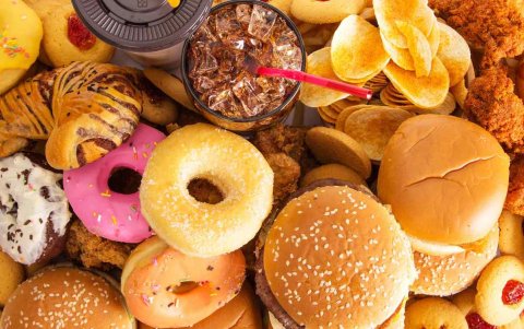 El hambre emocional puede llevarte a querer comer dulces y comida chatarra.