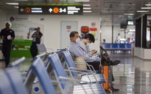 SANTO DOMINGO. Pasajeros hacen espera en el aeropuerto 'José Francisco Pena Gómez' de esta ciudad, donde los vuelos están restringidos.