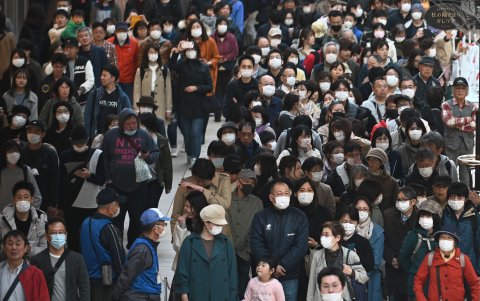 Los japoneses se aglutinan para ver la llama olímpica.