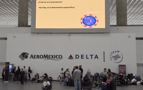 CIUDAD DE MÉXICO. Un grupo de argentinos se acomodan en unas de las áreas del aerupuertos internacional de este capital norteamericana.