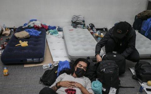 CIUDAD DE MÉXICO. Viajeros chilenos se acomondan para pasar la noche en una de las salas del aeropuerto internacional de esta ciudad, a la espera de un vuelo.