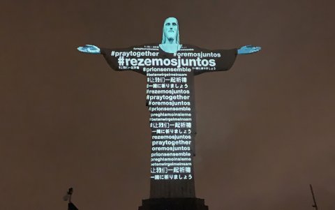 RÍO DE JANEIRO. La imagen del icónico Corcovado aparece encendida con un mensaje -# oremos juntos- en varios idiomas.