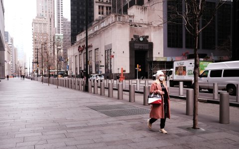 NEW YORK.Una persona camina en medio de un paisaje inédito de calles casi vacías en el bajo Manhattan.
