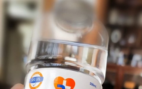 Azende, productora de Zhumir, suspendió la producción de licor para fabricar líquido antibacterial.