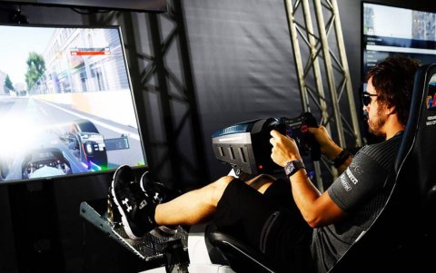 Alonso confesó que siempre repasaba los circuitos en las consolas de juegos de video.