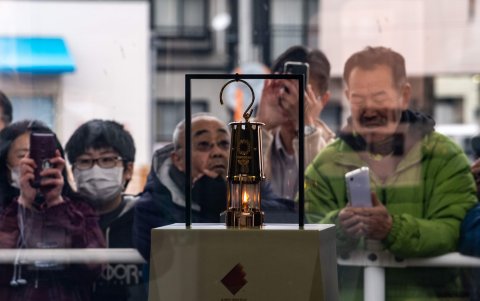 El fuego olímpico llegó el fin de semana a Japón y con este cientos de personas que se congregaron para verlo y tomarse fotos, aun cuando la pandemia sigue latente.