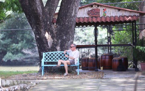 Solo y lejos de casa. Vicente, en el jardín del hostal en donde se hospedó.


Foto: Valentina Encalada

Nota: Blanca Moncada



MARZO 20 Guayaquil-Ecuador

Agencia (ag-expreso)