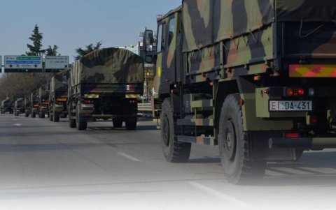 Coronavirus: Una larga columna de camiones del Ejército desfiló por el centro de Bérgamo. Transportaban féretros de decenas de víctimas de coronavirus para su incineración en otros municipios.