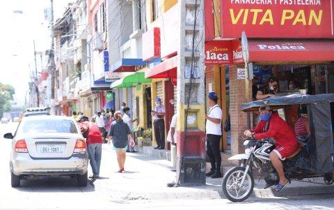 Algunos de los habitantes respetaban la distancia de un metro, y trabajadores de los locales desinfectaban a los compradores con gel antibacterial.