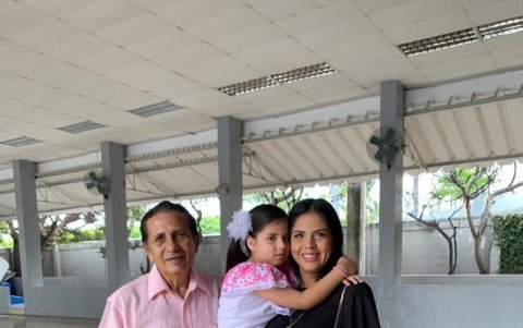 La comunicadora con su hija y padre