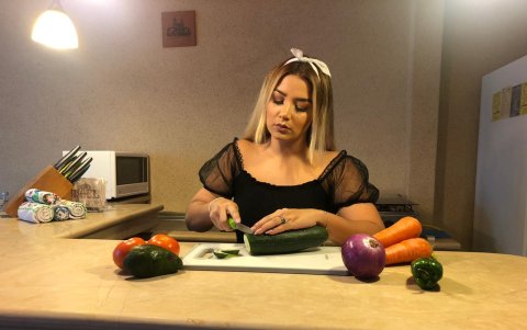 Janan se entretiene en la cocina.