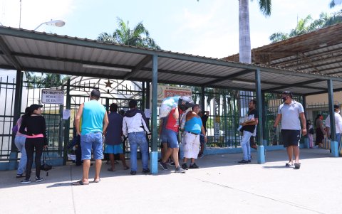 Hecho. En la calle, pese a las campañas, las personas siguen saliendo, sin respetar incluso el metro de distancia recomendado que deben tener entre ellas.
Foto: