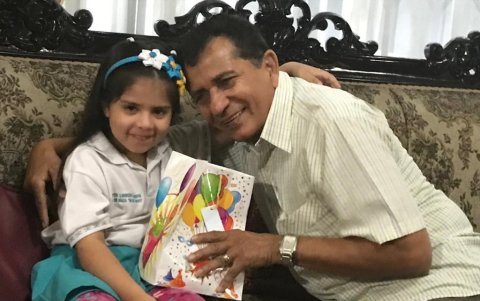 La pequeña Gretta con el abuelo.