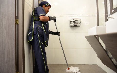 Hay que mezclar agua con cloro para limpiar los pisos de la casa.





08 de septiembre de 2017

Agencia (ag-expreso ag-extra ag-quito)