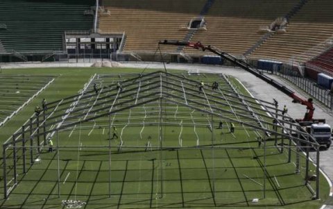Estructuras metálicas instaladas en el estadio Pacaembú para atender a los enfermos de coronavirus.
