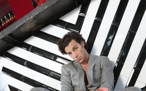 Eduardo vive en Los Ángeles desde los 16 años. En esta ciudad se preparó como actor.