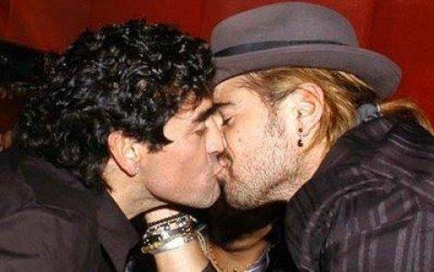 Beso entre Diego Armando Maradona y el actor irlandés Colin Farrell, en Buenos Aires.