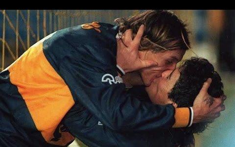 Cauldio Caniggio y Diego Armando Maradona celebraron el triunfo de Boca Juniors.