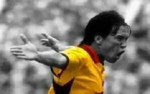 El Chino destaca por sus desbordes y cobertura defensiva.