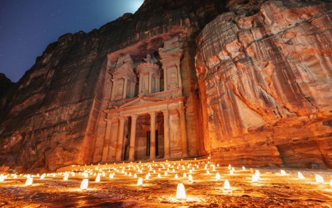 Petra se encuentra en el desierto de Jordania