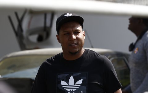 Máximo Banguera, arquero de El Nacional, tiene por costumbre ayudar a las personas de escasos recursos.