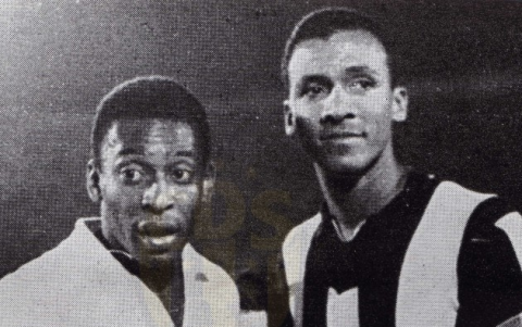Imagen de Alberto Spencer con Pelé cuando fue a jugar a Peñarol.