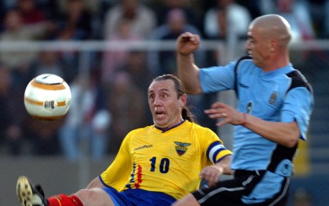 Imagen de la Copa América 2004, entre Ecuador y Uruguay. Áles Aguinaga pelea la pelota.