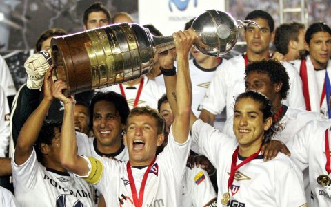 Patricio Urrutia levanta la Copa Libertadores de 2008. Es el único equipo ecuatoriano que la ostenta.