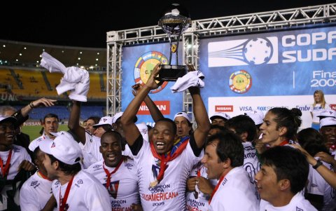 Los albos festejan la Sudamericana. Hasta el año anterior eran los únicos ecuatorianos en tenerla. Ahora comparten ese honor con Independiente del Valle.