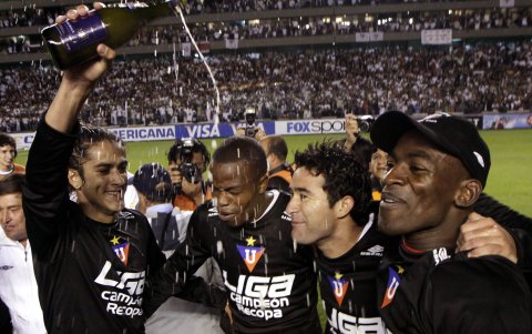 Los albos celebran tras ganar la Recopa de 2009. Era su segunda estrella dorada.