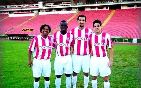 Activo. Segundo Castillo (segundo desde la izquierda) saltó al Estrella Roja de Serbia y al Everton de Inglaterra. Jugó en México y Arabia. Actualmente está en el Guayaquil City. Tiene 37 años.