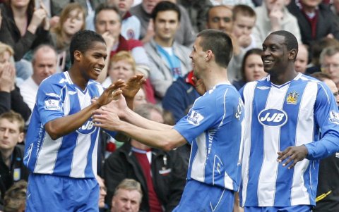 Activo. Antonio Valencia (izquierda) destacó en el Wigan y desde allí dio el salto al Manchester United.