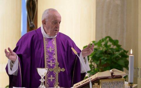 ROMA. El papa Francisco oficia una misa con una iglesia Santa Marta, sin feligreses.