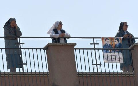 ROMA. Unas monjas esperan en un balcón de cara a la Plaza San Pedro, que desde la ventana del Palacio Apostólico, el Papa dé su oración del Ángelus.