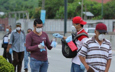 Hecho. Los informales continúan a diario saliendo a las calles. Aseguran que lo hacen para alimentarse y adquirir también medicinas.