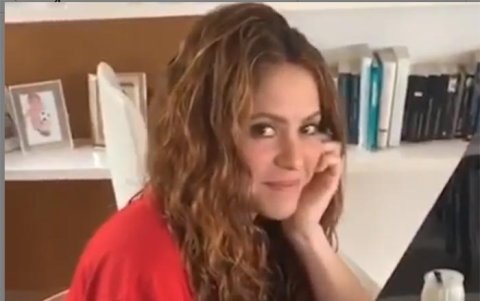 Shakira junto a su computadora en su casa de Barcelona.