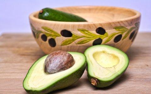 La pulpa del aguacate más miel de abeja las rejuvenecerá.