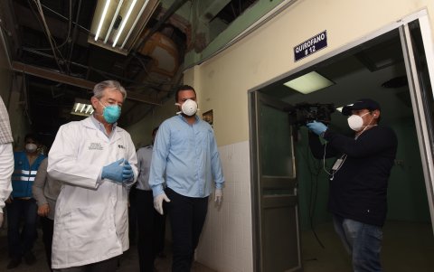 Visita. Zevallos durante el recorrido por la antigua Maternidad.