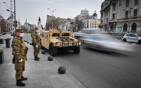 BUCAREST. Militares controlan el movimiento en esta capital europea, como parte de las medidas que Rumania toma por la pandemia del coronavirus.