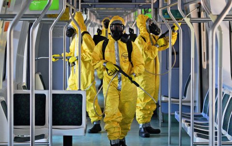 BRASILIA. Soldados protegidos con equipos sanitarios, desinfectan un tren urbano, una medida que busca atenuar la crisis sanitaria que enfrenta Brasil.