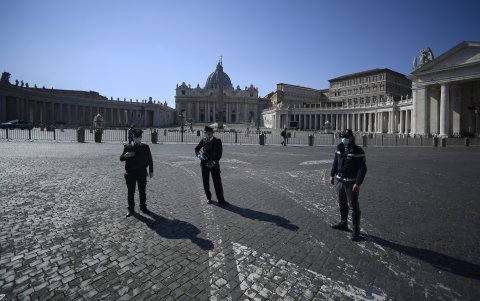 ROMA. Policías armados toman control del paso de peatones en la Plaza San Pedro, de Ciudad del Vaticano, que aparece desolada por la cuarentena que pesa en toda Italia.