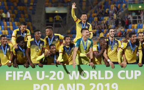 La selección sub-20 con las medallas de bronce en el Mundial Polonia 2019.