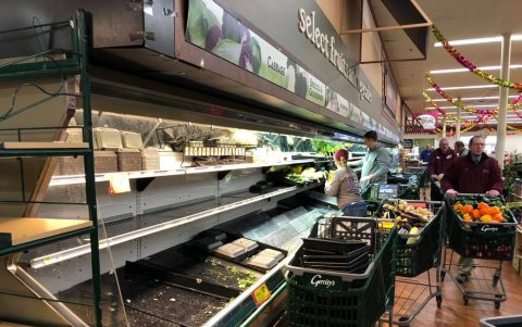 El supermercado se vio obligado a botar todos los alimentos por precaución.