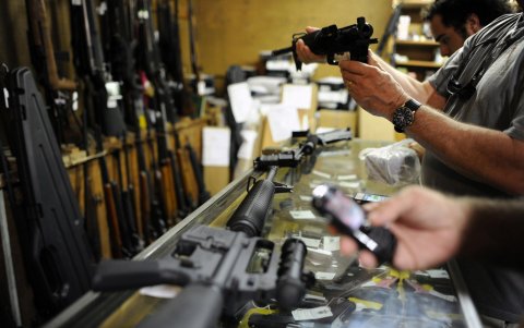 Algunos de los clientes reciben un curso rápido sobre cómo manejar su nueva arma.