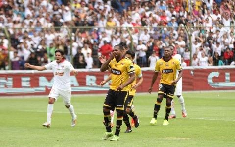 Christian Suárez se lamenta después de fallar un penal que pudo cambiar la historia de los encuentros entre Liga de Quito y Barcelona
